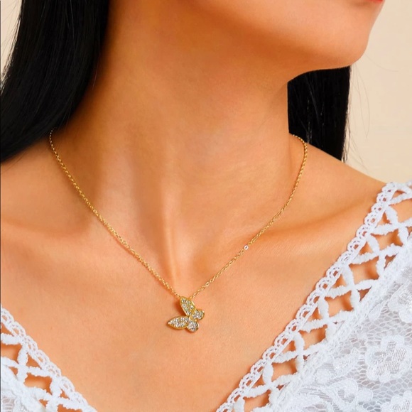 Beautiful 🦋 Necklace with Crystals - Picture 1 of 3